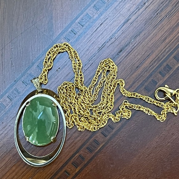 Nephrite jade color gold tone pendant & chain - Picture 4 of 6